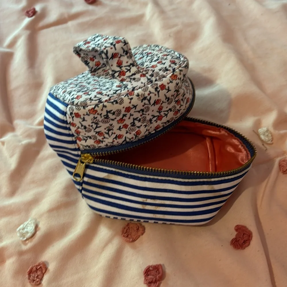 on the go makeup or skincare holder